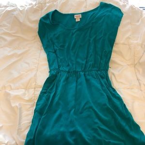 Adorable mid-length dress
